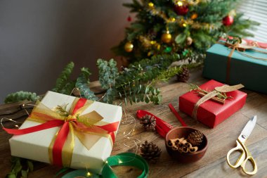 Kutlama için paketlenmiş ve süslenmiş Noel hediyeleri