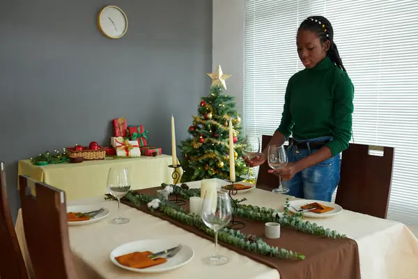 Joven Mujer Negra Sirviendo Mesa Grande Para Cena Navidad Familiar — Foto de Stock