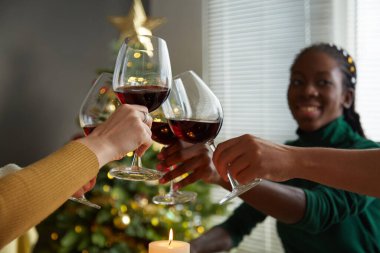 Mutlu siyahi genç kadın arkadaşlarıyla Noel partisinde eğleniyor.