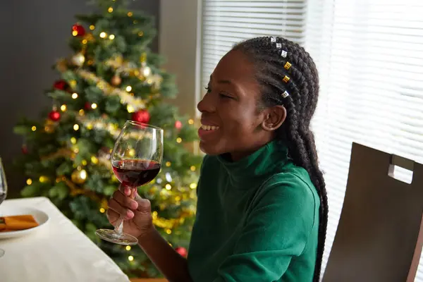 Feliz Joven Negra Bebiendo Vino Cuando Disfruta Cena Navidad Con — Foto de Stock