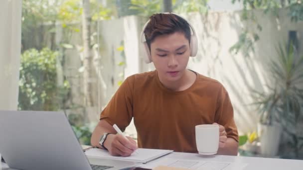 Genç Bir Erkek Öğrencinin Ödevi Yaparken Evde Dizüstü Bilgisayarın Önünde — Stok video