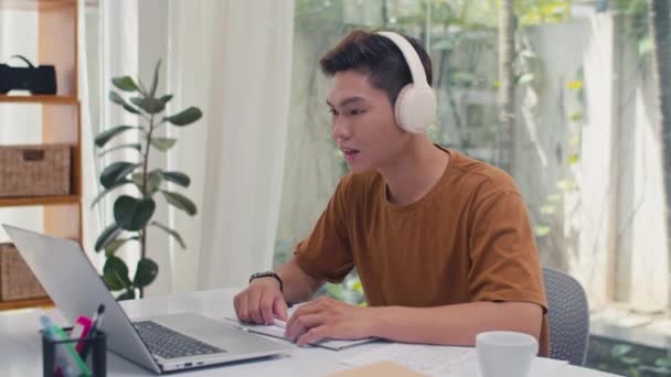Medio Colpo Maschio Studente Asiatico Cuffie Prendendo Esame Online Tramite — Video Stock