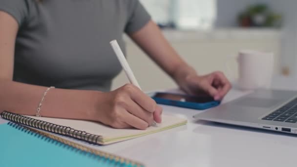 Tiro Recortado Estudante Sexo Feminino Escrevendo Notas Palestra Enquanto Sentado — Vídeo de Stock