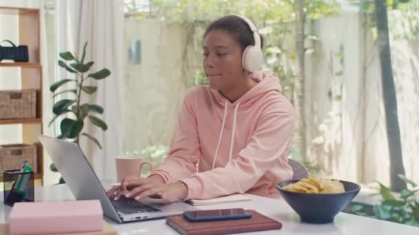 Colpo Medio Studentessa Concentrata Cuffia Ascoltando Lezioni Online Laptop Prendendo — Video Stock