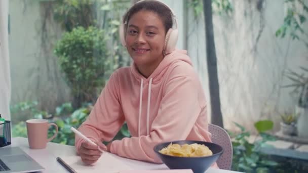 Porträt Eines Fröhlichen Mädchens Mit Kopfhörern Das Schreibtisch Sitzt Während — Stockvideo