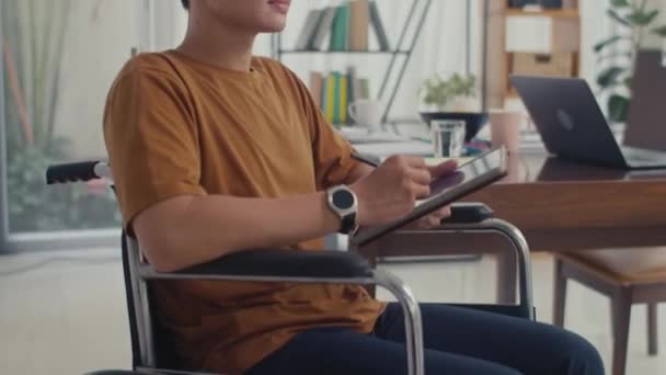 Inclinazione Ritratto Giovane Asiatico Con Disabilità Utilizzando Tablet Digitale Mentre — Video Stock