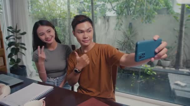 Δύο Ασιάτες Φοιτητές Που Παίρνουν Selfie Στο Κινητό Ενώ Ετοιμάζονται — Αρχείο Βίντεο