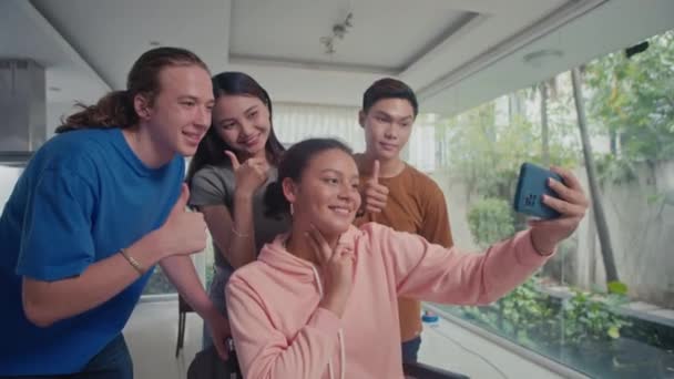 Mittlere Langzeitaufnahme Einer Gruppe Unterschiedlicher Studenten Die Ein Selfie Mit — Stockvideo