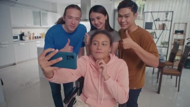 Střední Šance Multikulturních Přátel Pózujících Pro Selfie Pomocí Smartphonu Při — Stock video