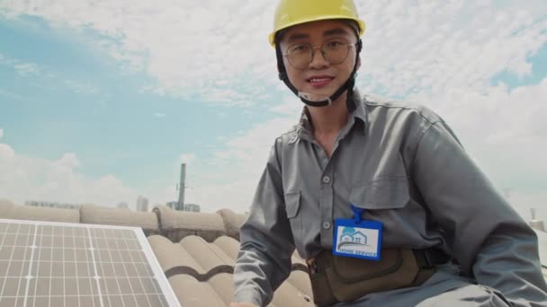 Portret Pozytywnego Azjatyckiego Inżyniera Siedzącego Dachu Podczas Odpoczynku Instalacji Panelu — Wideo stockowe