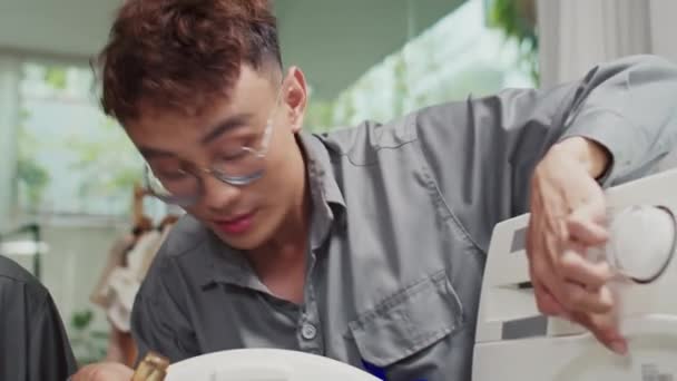 클라이언트 아파트에서 일하는 세탁기를 고치는 아시아 전문가의 클로즈업 — 비디오