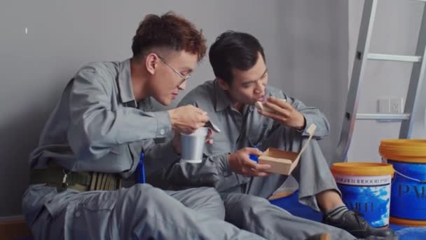 Közepes Távolságból Férfi Ázsiai Munkások Ebédelnek Miközben Szünetet Tartanak Beszélgetnek — Stock videók