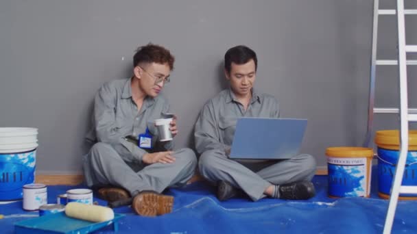 유니폼에서 노동자의 점심을 노트북과 앉아있는 개조의 계획을 — 비디오
