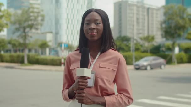 Porträt Einer Fröhlichen Schwarzen Journalistin Die Ein Mikrofon Hält Und — Stockvideo