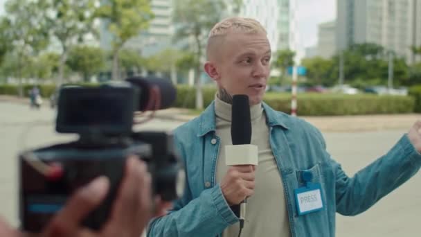 Medelhög Bild Ung Vit Manlig Journalist Berättar Nyheter Kameran Med — Stockvideo
