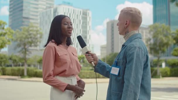 Medium Long Shot Positive Businesswoman Giving Interview Male Journalist Microphone — Stock Video