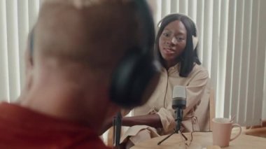 Görüşme sırasında kadın misafirin iş konuşmalarını dinlerken erkeğin notlar alması.