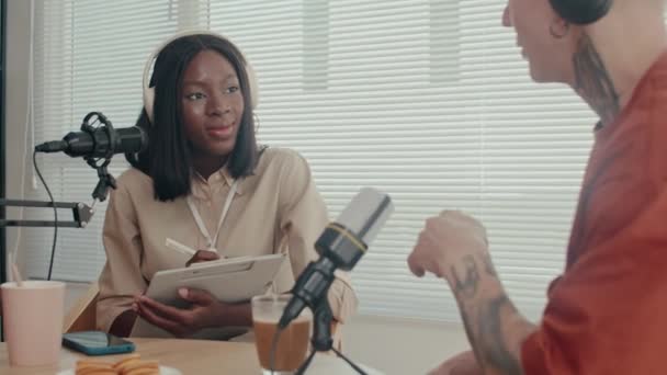 Выборочный Акцент Молодой Черной Женщине Наушниках Слушающей Своего Гостя Время — стоковое видео