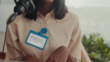 Stüdyoda kadın basın temsilcisinin mikrofona yaptığı röportajı kaldır.