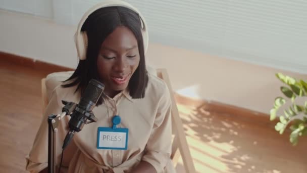 Alto Ângulo Jornalista Negra Fones Ouvido Usando Microfone Durante Entrevista — Vídeo de Stock