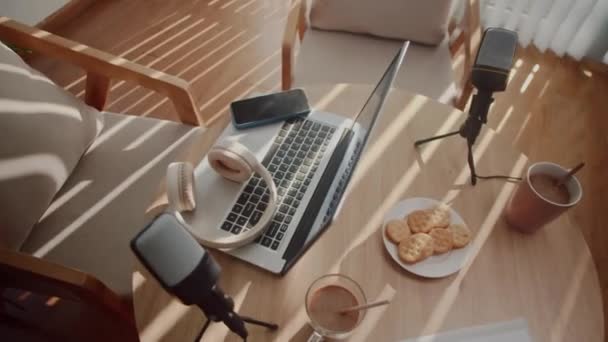 紧靠着圆桌上方 有笔记本电脑 音响设备 饼干和咖啡 在播音员演播室里 — 图库视频影像