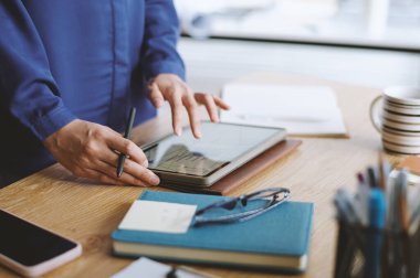 Ofiste çalışırken tablet bilgisayardaki tanımlanamayan kişinin elleri