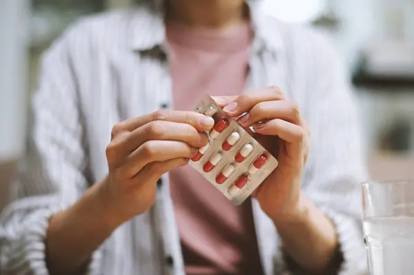 Imagem Recortada Mulher Tomando Pílulas Suplementos Pela Manhã — Fotografia de Stock