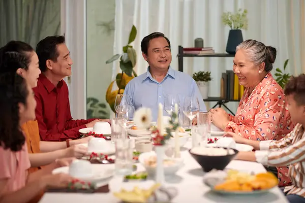 Onnellinen Vietnamilainen Perhe Puhuu Suuressa Ruokapöydässä Kun Kokoontuivat Juhlimaan Lomaa — kuvapankkivalokuva