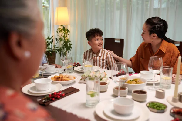 Mother Asking Son What Wants Eat Family Dinner — Stock Photo, Image