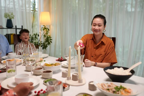 Усміхнена Єтнамка Запалює Свічки Сімейним Обіднім Столом — стокове фото