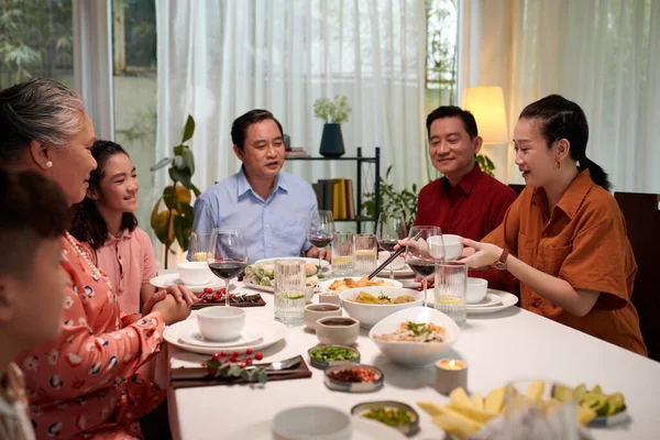 Big Vietnamese Family Eating Traditional Dishes Family Celebration — Stock Photo, Image