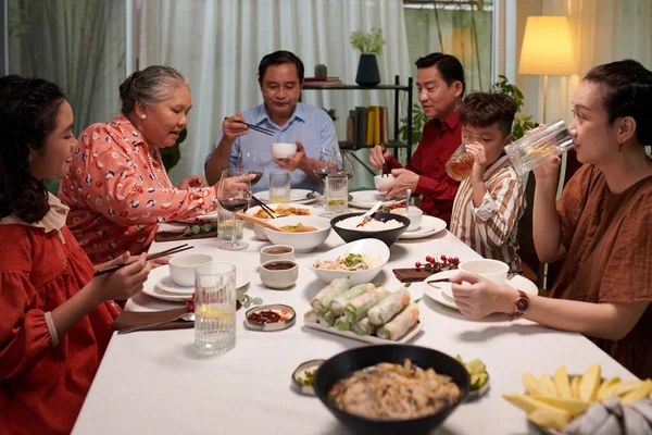 Grande Famille Dégustant Des Plats Cuisine Vietnamienne Dîner — Photo