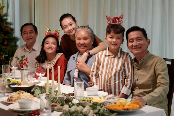 Радісна Велика Єтнамська Сім Святкує Різдво Разом Вдома — стокове фото
