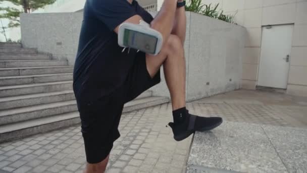 Médio Tiro Longo Homem Usando Suporte Smartphone Braçadeira Esticando Seus — Vídeo de Stock