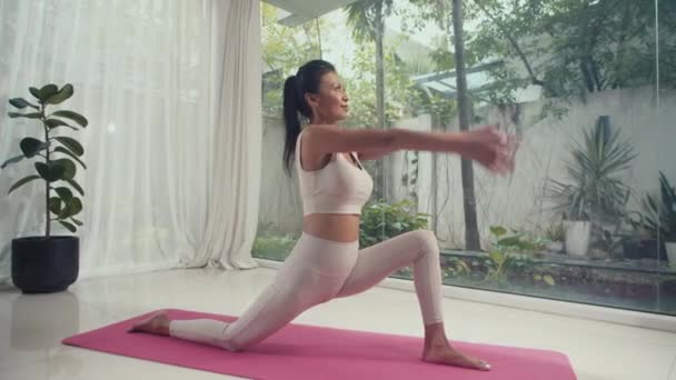 Long Shot Positive Female Yoga Specialist Doing Crescent Lunge While — Stok Video