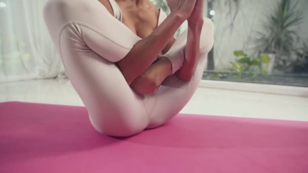 Luta Upp Yogaexperten Mediterar Yogamattan Stunder Som Sitter Lotusställning Som — Stockvideo