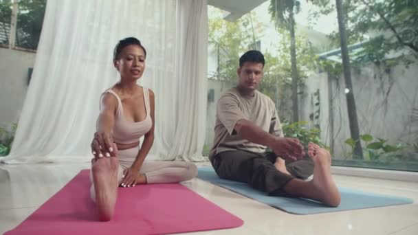 Evde Yoga Yaparken Erkeklik Egzersizi Yapan Genç Bir Bayan Antrenör — Stok video