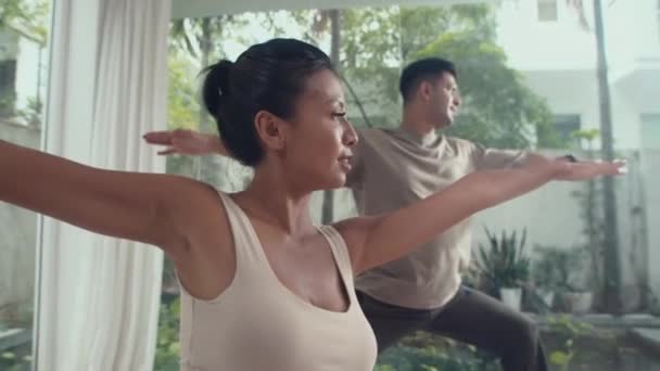 Mittlere Aufnahme Eines Multikulturellen Paares Das Hause Kriegerstellung Yoga Praktiziert — Stockvideo