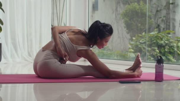 Largo Tiro Mujer Experta Yoga Cambiando Posiciones Mientras Está Sentada — Vídeos de Stock
