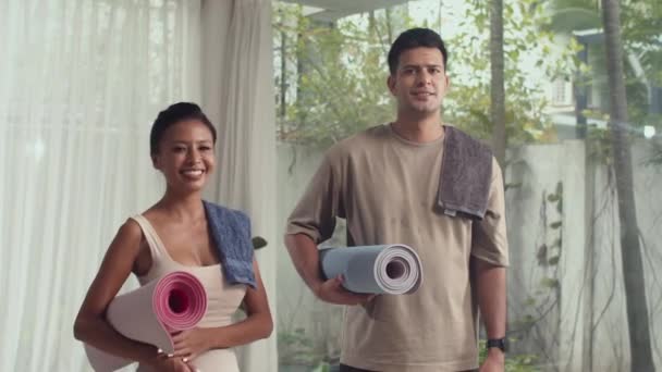 Porträt Eines Fröhlichen Multiethnischen Paares Das Yoga Praktiziert Und Nach — Stockvideo