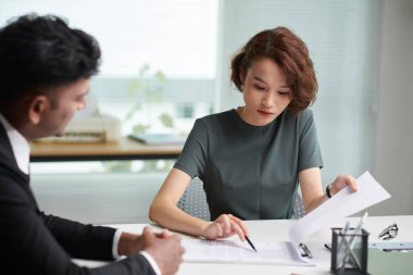 Yönetici yeni çalışanın başvuru formunu doldurmasını istiyor