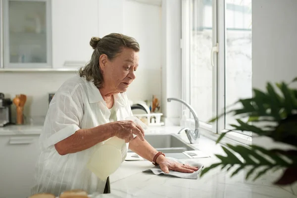 Donna Anziana Che Pulisce Bancone Della Cucina Con Detergente Pulizia — Foto Stock