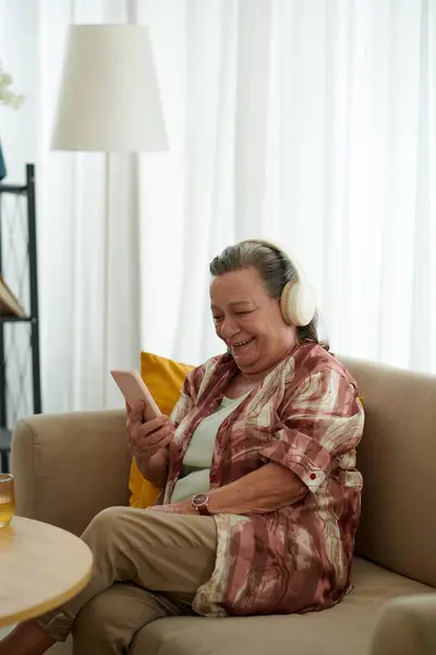 Fröhliche Seniorin Trägt Kopfhörer Wenn Sie Familienmitglieder Video Anruft Oder — Stockfoto
