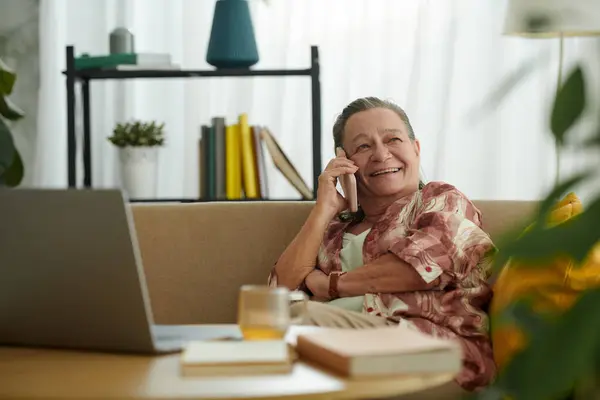 Mujer Mayor Alegre Recostada Sofá Hablando Por Teléfono Con Amigo — Foto de Stock