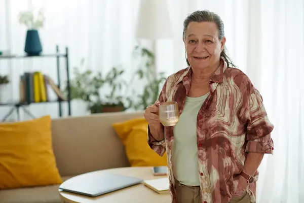 Porträt Einer Lächelnden Seniorin Mit Wasserbecher Wohnzimmer — Stockfoto