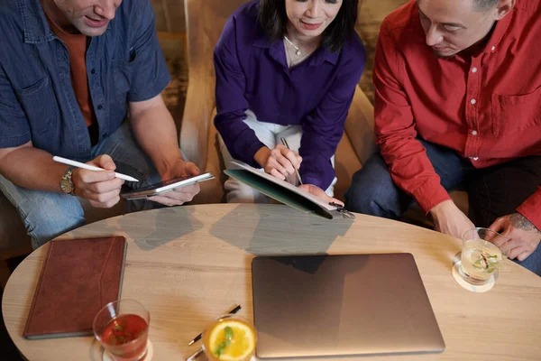Business Team Discussing Results Marketing Research — Stock Photo, Image