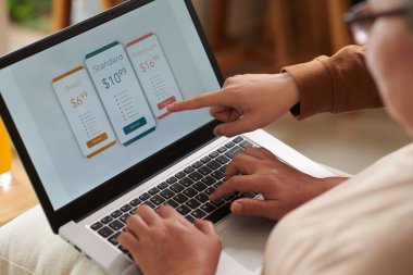 Son sınıftaki annenin aylık aboneliği nasıl ödeyeceğini açıklarken çekilmiş yakın plan fotoğrafı.