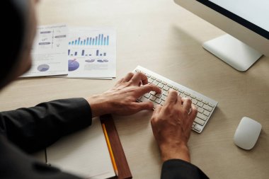 Bilgisayarda çalışan girişimcinin kırpılmış resmi, rapor oluşturma