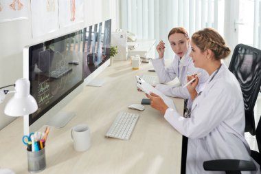 Bulaşıcı virüse karşı yeni aşı formülü üzerinde çalışan kadın bilim adamları