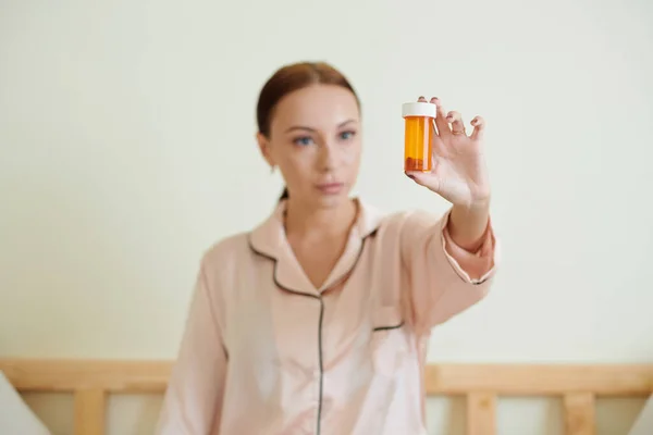 処方された丸薬の容器を示す若い女性 — ストック写真